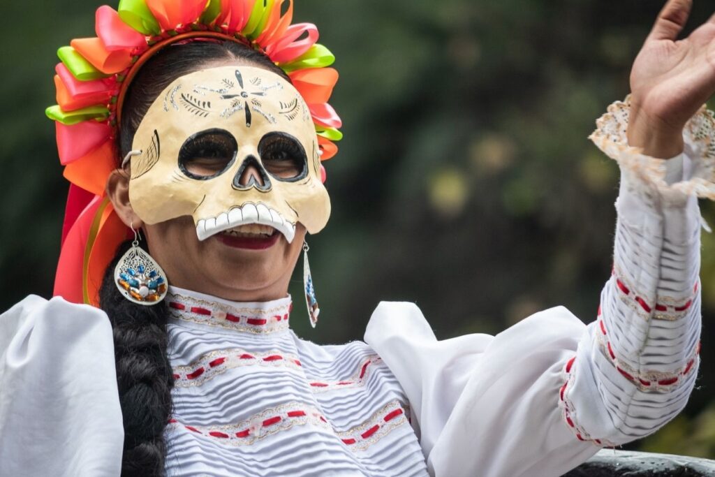 Tradicionális halottak napi öltözet Mexikóban