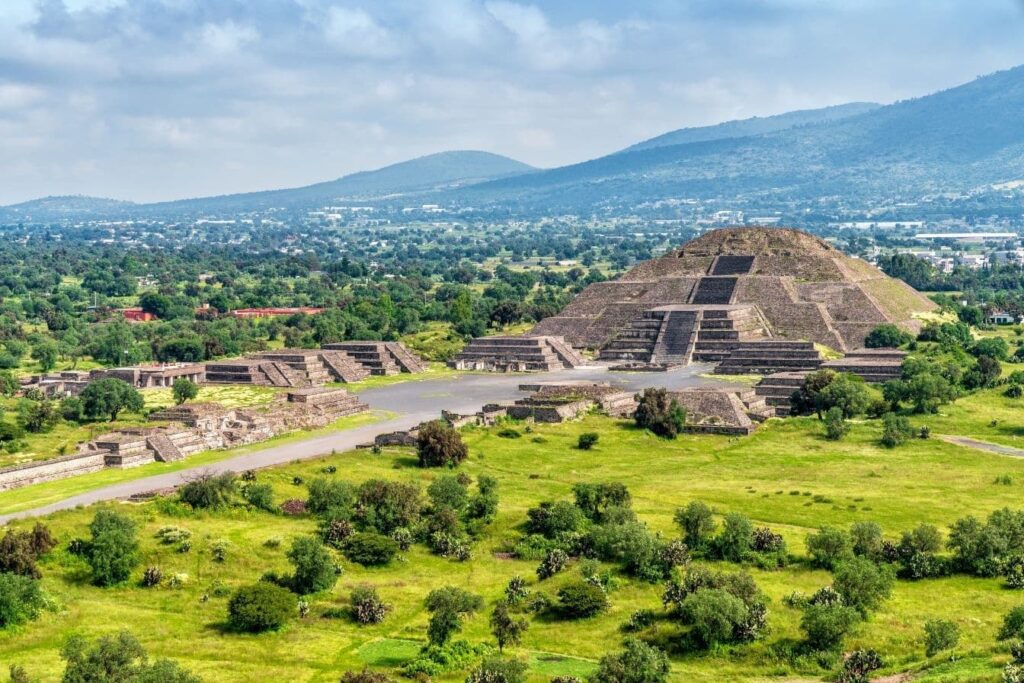 Teotihuacán romváros festői környezetben helyezkedik el